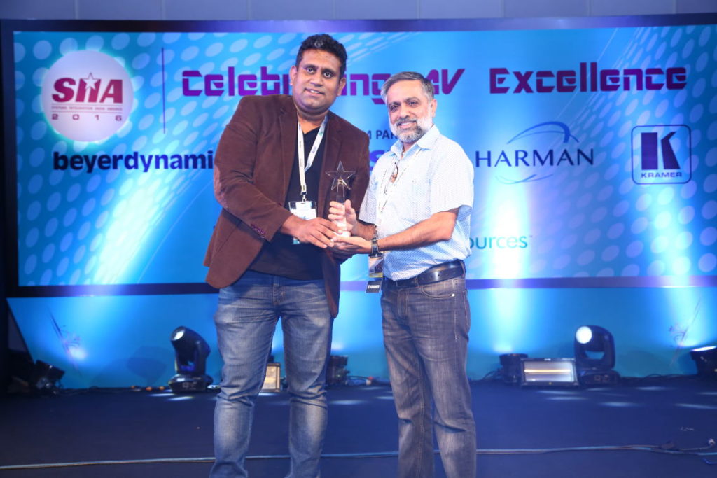 Veenu Pasricha (right) of A V Graphics receiving the award from Prashant Govindan of HARMAN