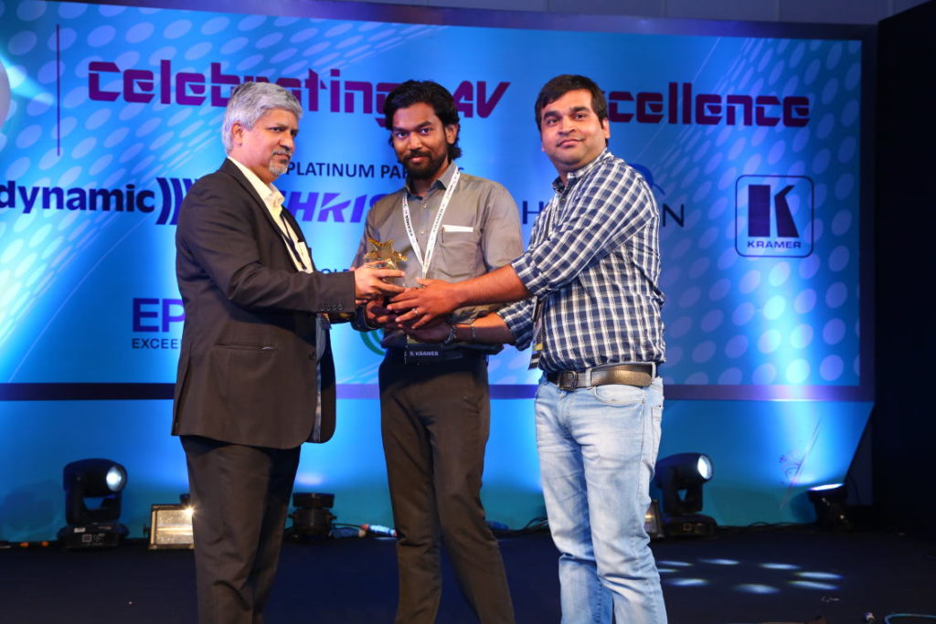 Rajesh Patkar of Christie Digital (left of picture), presenting the award to VizExperts for Highly Commendable Project, Museum sector, with a Premium budget range of ₹ 10 Cr and above